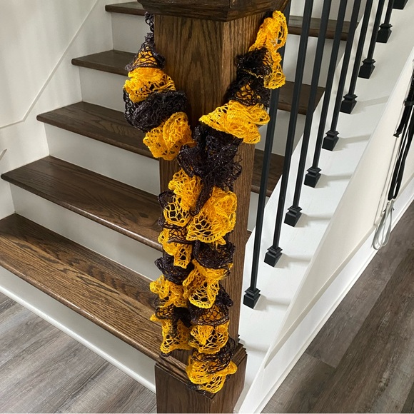 Black & Gold Pittsburgh Steelers Colors NFL Team Spirit Scarf Yarn Ruffle Scarf - Picture 2 of 4
